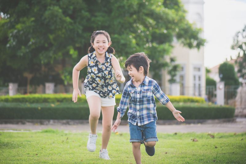 cho trẻ chạy nhảy cho trẻ chạy nhảy